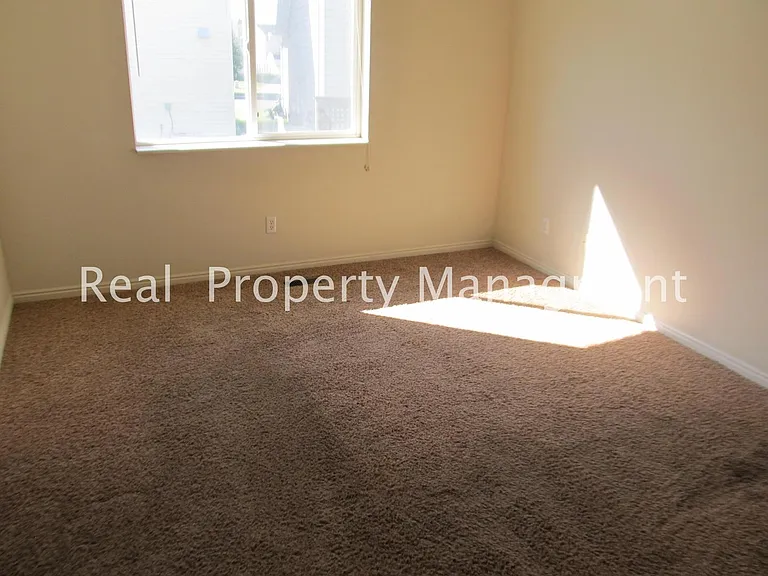 295 S Willow Dr — Photo 8
