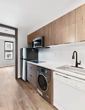 4th image of 437 W 46th St #4R