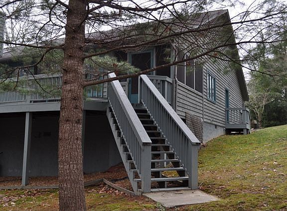 House Steps up to Deck