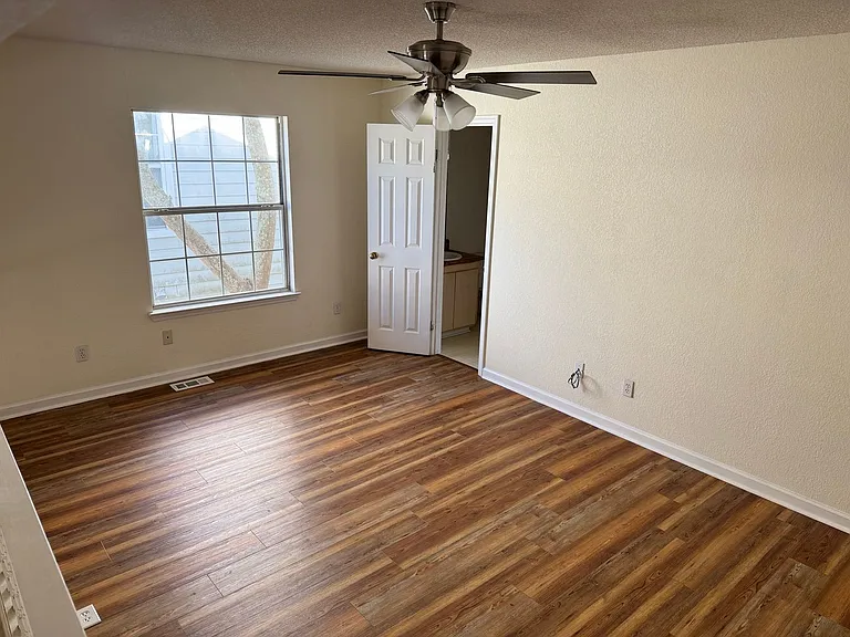 2511 Golden Park Ln — Photo 13