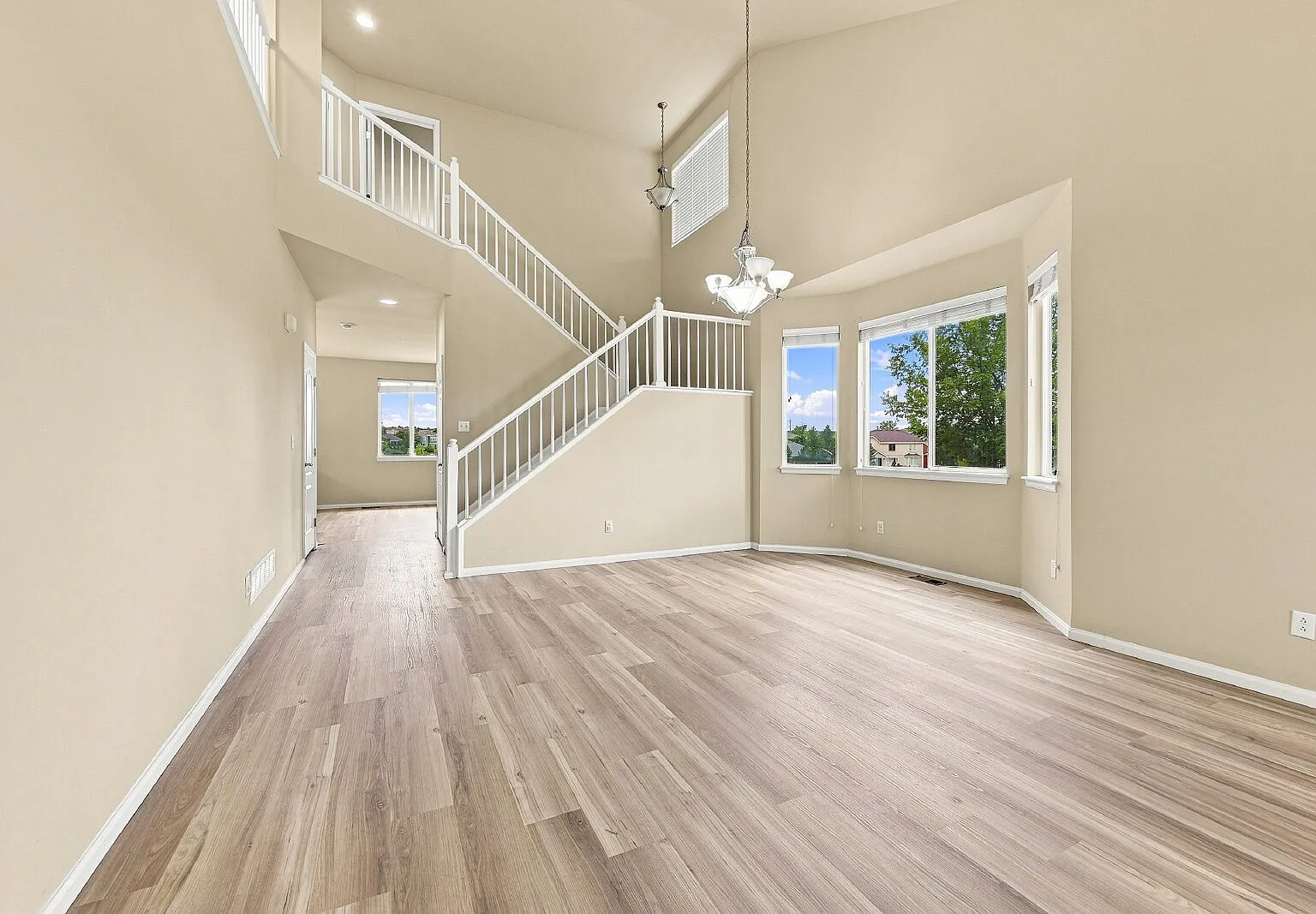 5 bed, 3.5 bath, 3303 sqft, $3,546 — Photo 4