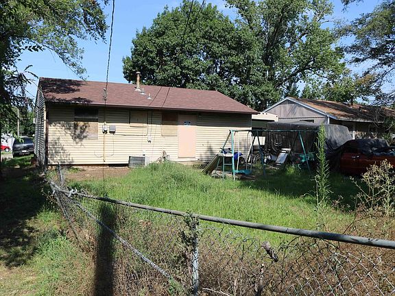 4th image of 2000 SE Adams St