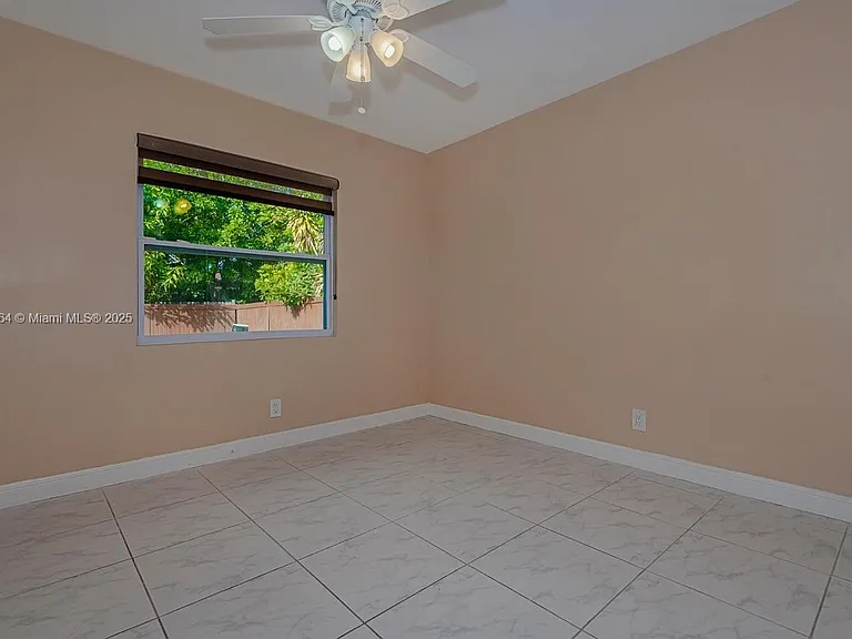 401 SW 76th Ter — Photo 20