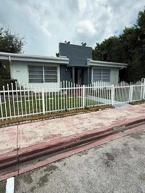 2 bed, 1.0 bath, $1,800 — Photo 2