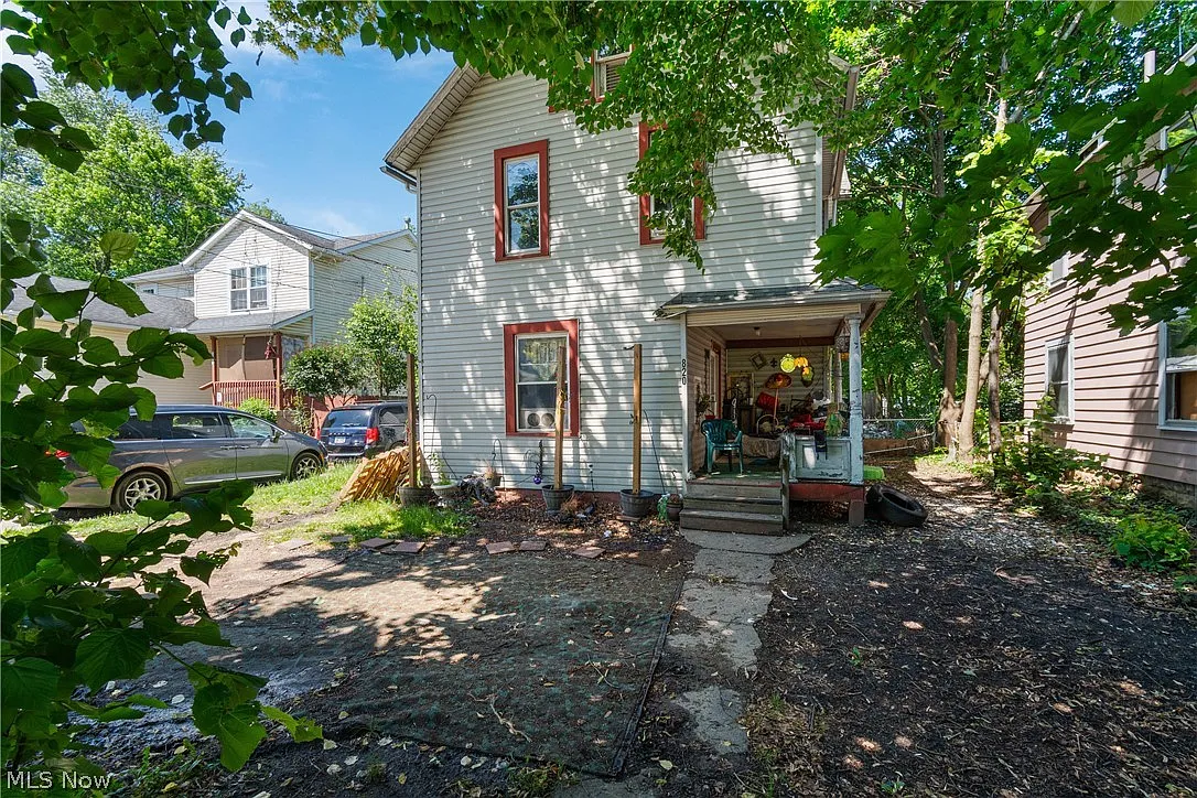 820 Brown St photo 1