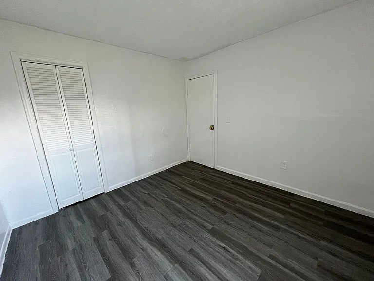 St George Apartments — Photo 36