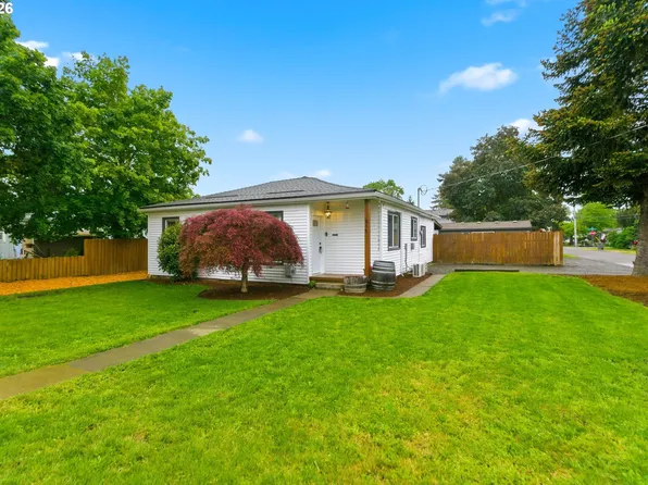 915 E 1st St, Yamhill, OR 97148