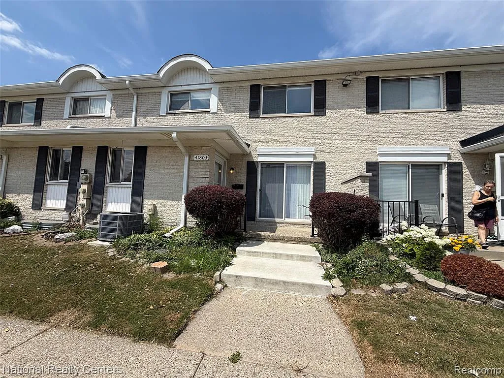 2 bed, 1.5 bath, 1801 sqft, $1,600 — Photo 1