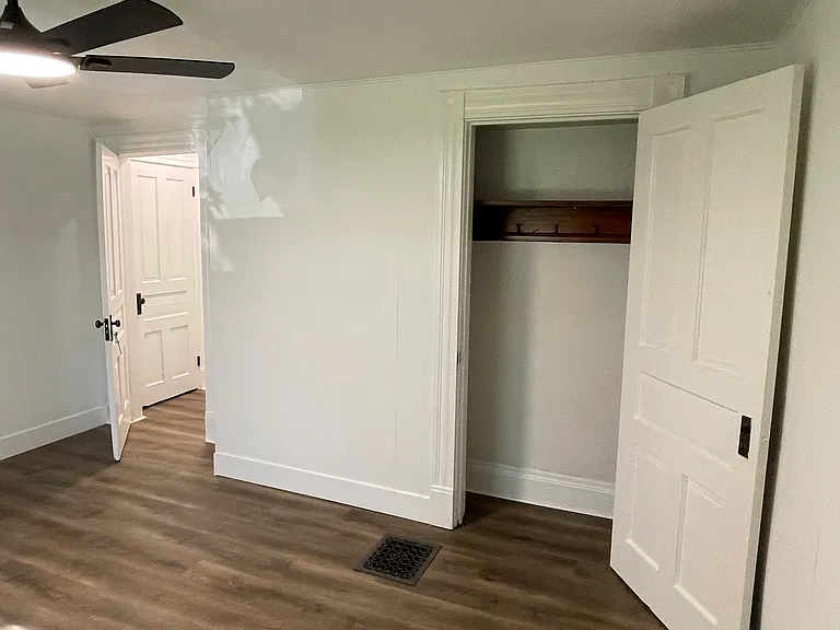 240 Robinson St — Photo 10