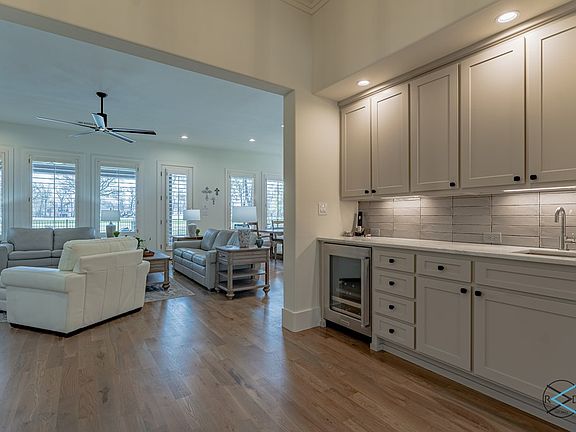 4th image of 329 Saint Andrews Dr