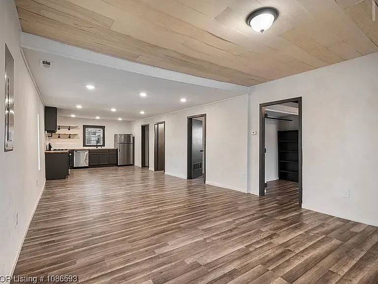 211 W Houston St — Photo 8