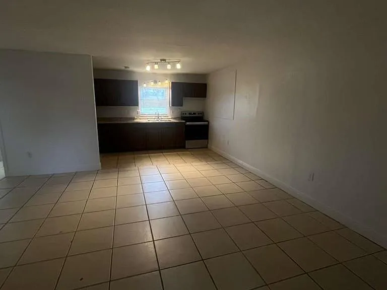 1427 Markland Ave — Photo 3