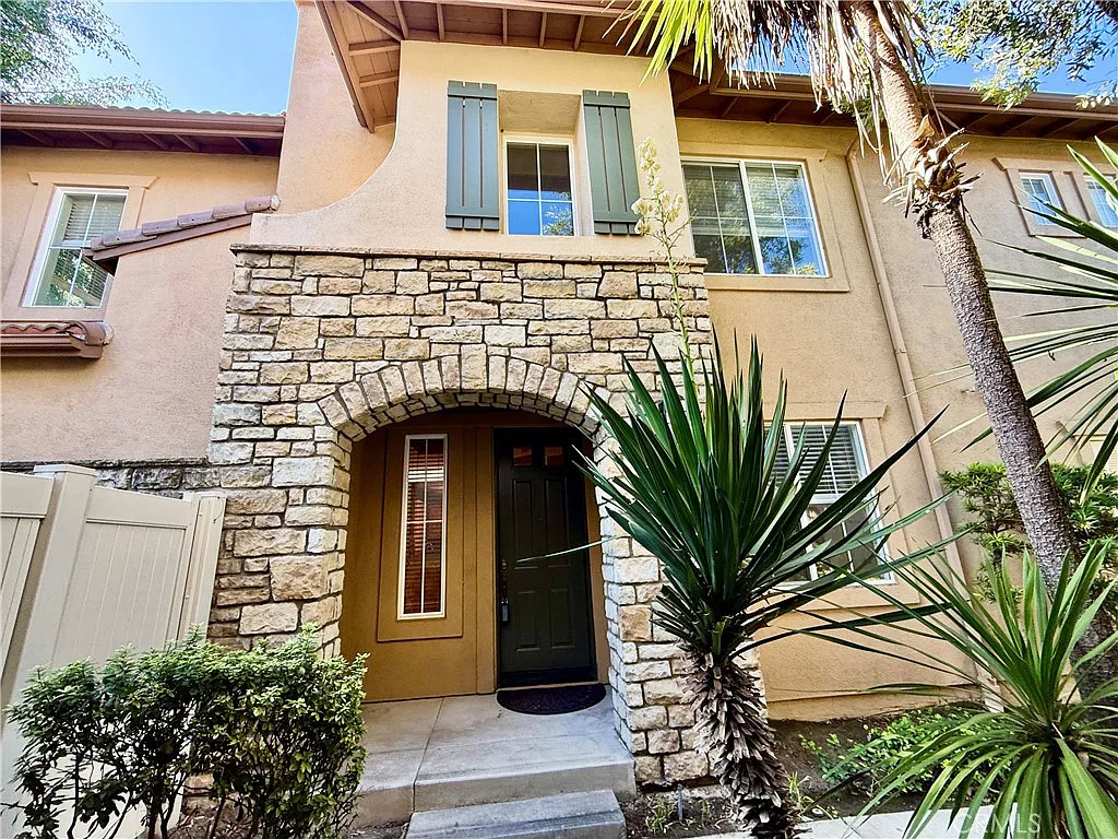 4 bed, 2004 sqft, $4,600 — Photo 1