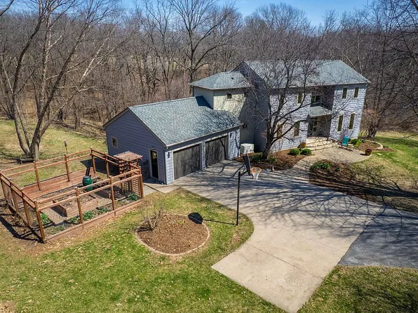 17 Briar Ridge Dr NE, Iowa City, IA 52240