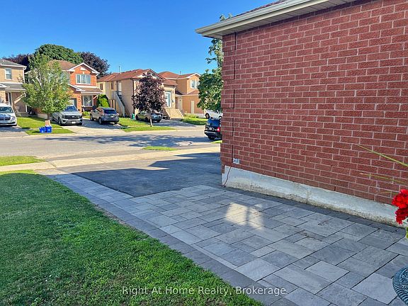 4th image of 26 Moyse Dr