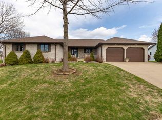 762 Missy Dr, Peosta, IA 52068