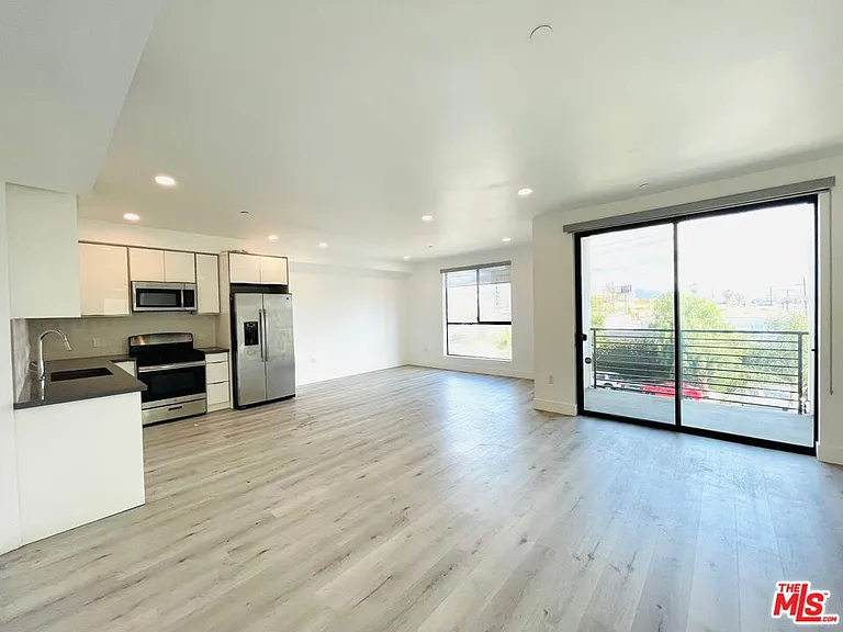 14612 Calvert St #404 — Photo 3