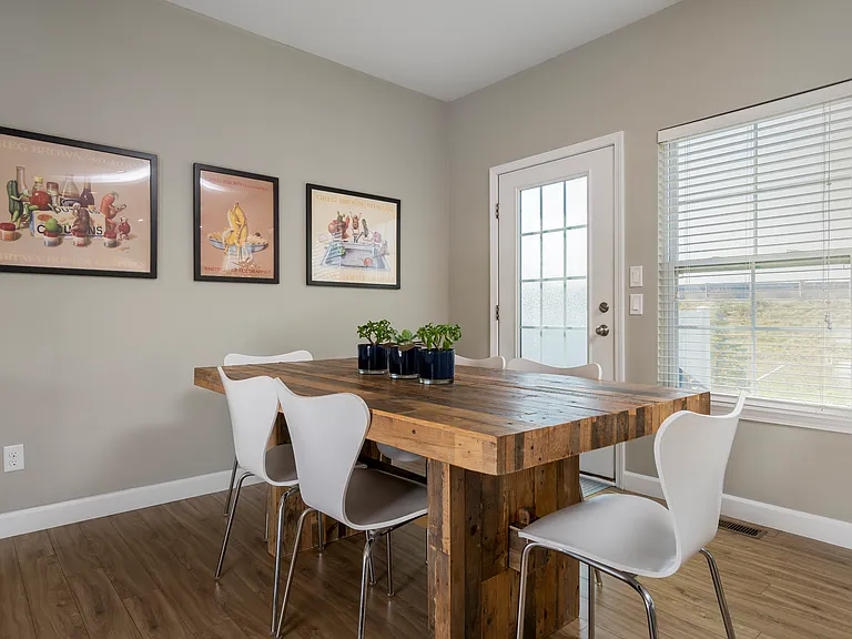 705 Bridgeview Dr — Photo 3
