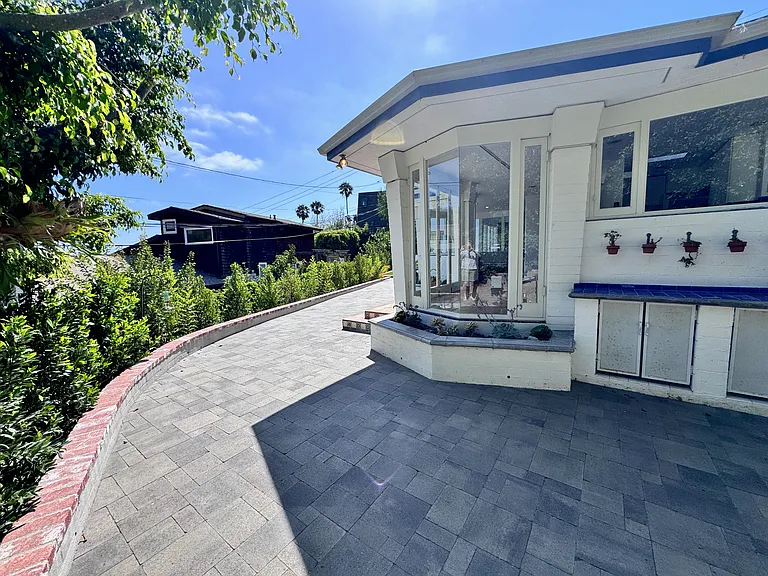 1055 Dyer Pl — Photo 8