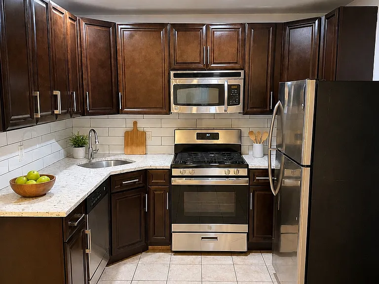 2234 Hering Ave #3 — Photo 8