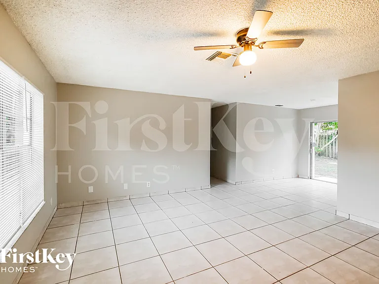 7820 SW 9th St — Photo 2