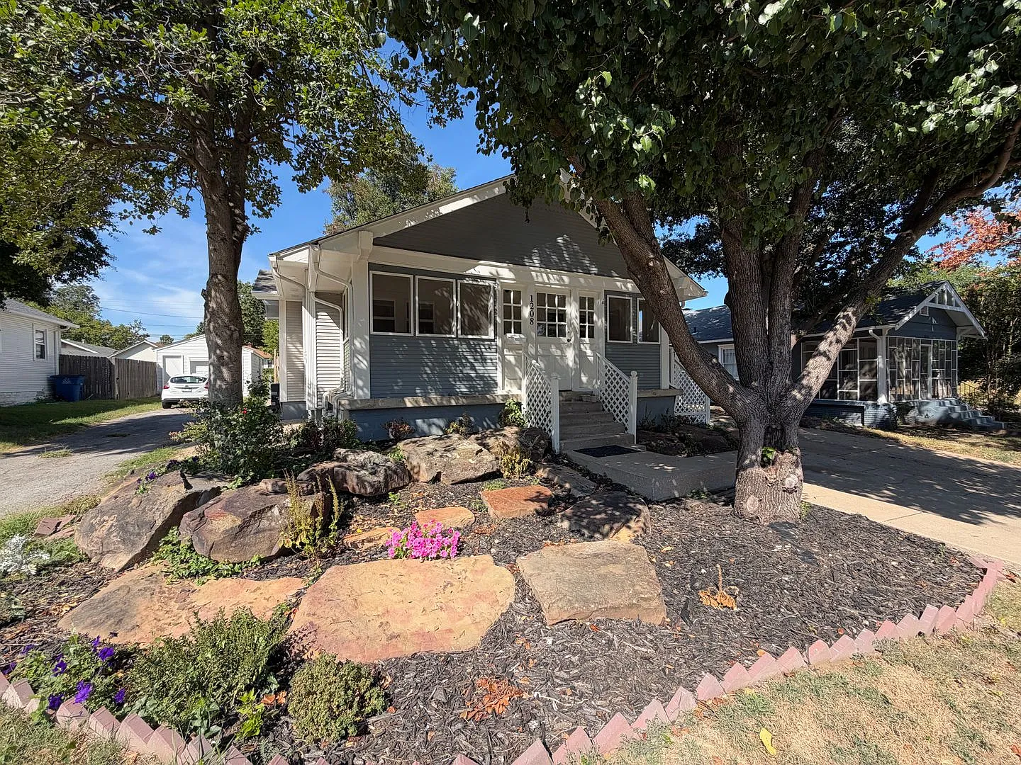 Charming 1920s Midtown bungalow with lots of space and character — Photo 3