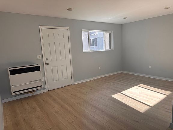 3rd image of 923-931 1/2 W 75th St #925