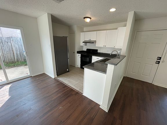 3rd image of 8826 Meadow Trace St