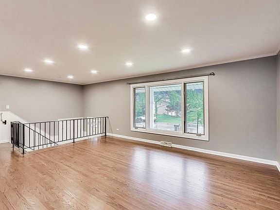4th image of 654 N Robinson Dr