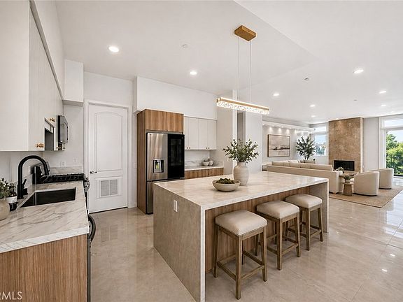 3rd image of 401 N Serrano #Penthouse 3