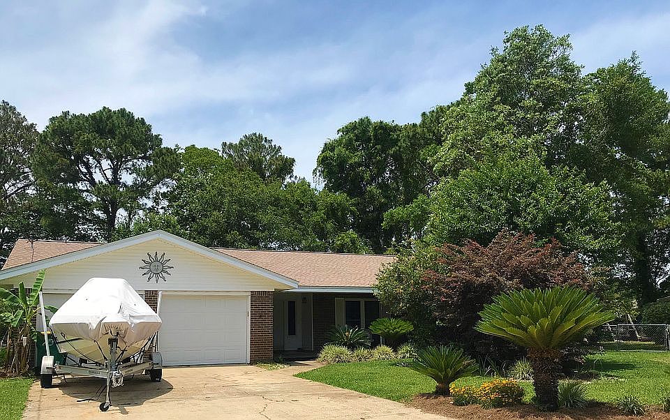 1st image of 204 Dogwood Ct