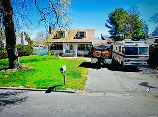15 Orchid Ln, Commack, NY 11725