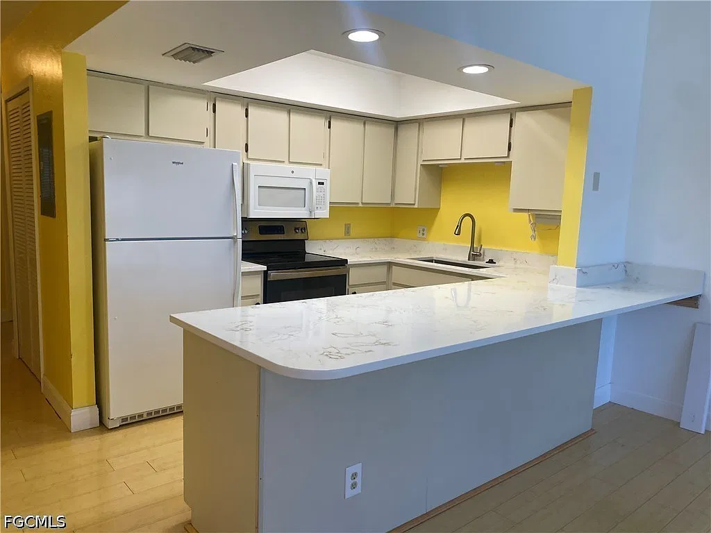 2 bed, 2.0 bath, 1010 sqft, $2,400 — Photo 3