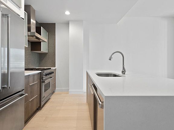 4th image of 10-50 Jackson Ave #7C