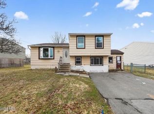 8252 Elaine Circle, Liverpool, NY 13090