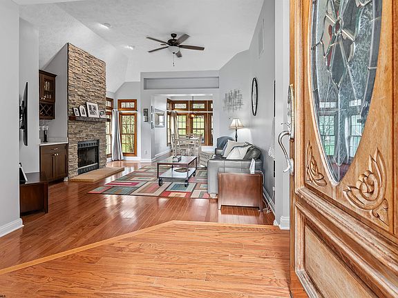 2nd image of 2040 Georgian Ln
