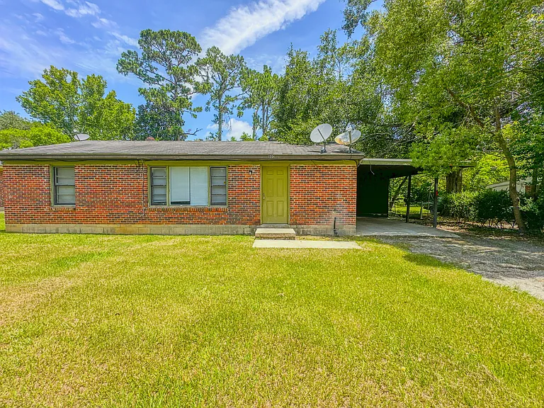 800 Stillwater Dr — Photo 1