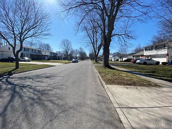 4th image of 324 Sprucewood Ter