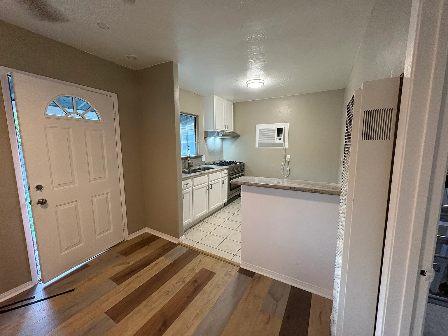 1 bed, 400 sqft, $1,831 — Photo 2