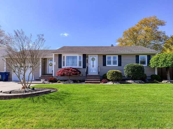 1091 Antonio Dr, North Brunswick, NJ 08902