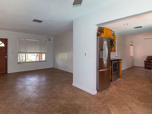 4th image of 1422 SE 1st Way