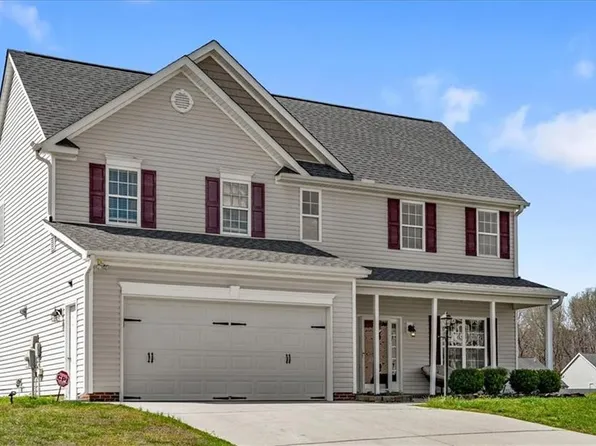1869 Planters Walk Dr, Thomasville, NC 27360