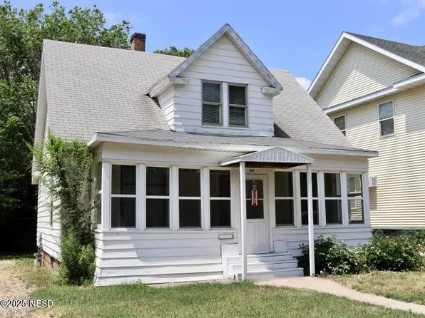 109 1st St SW, Watertown, SD 57201