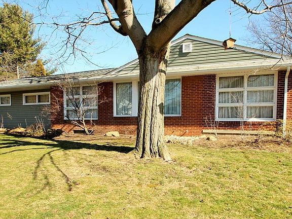 3rd image of 160 Hall Dr