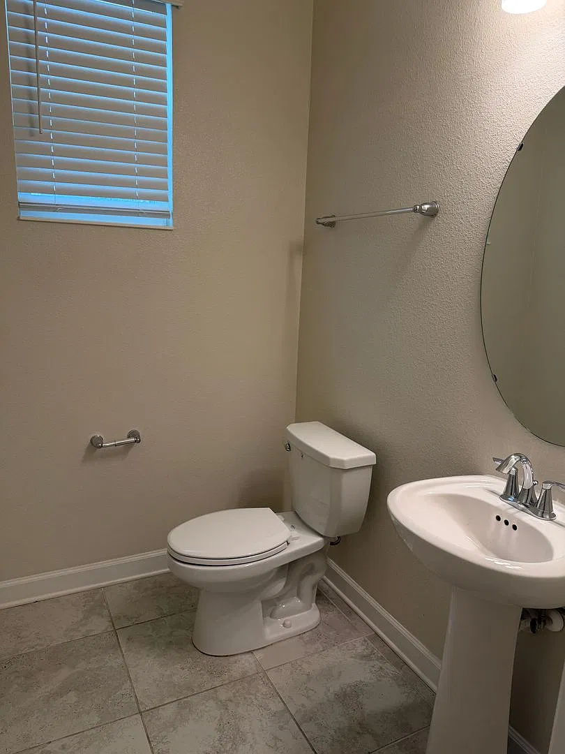 3 beds 2.5 baths Corner units in storey lake — Photo 3