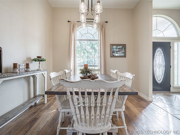 5th image of 1683 Robinson Rd