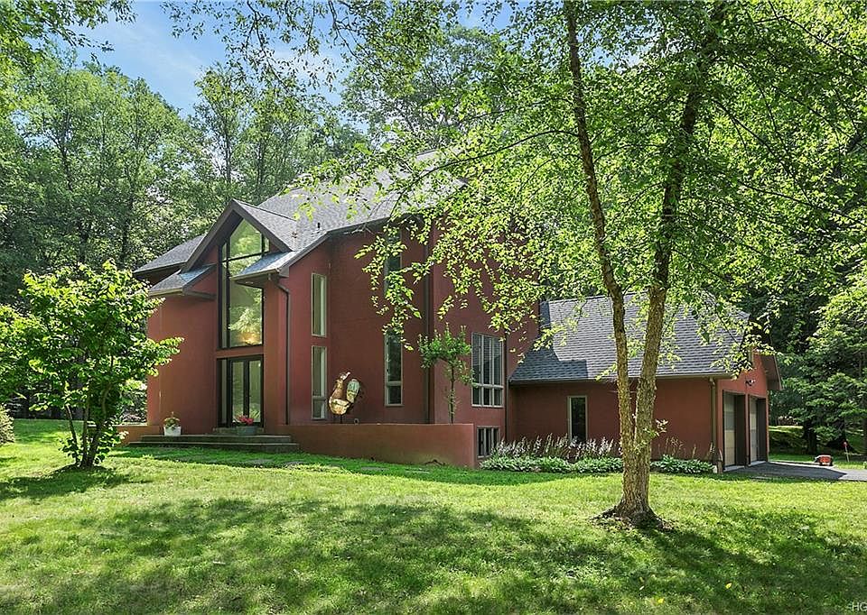 1st image of 1 Stone Hedge Cir