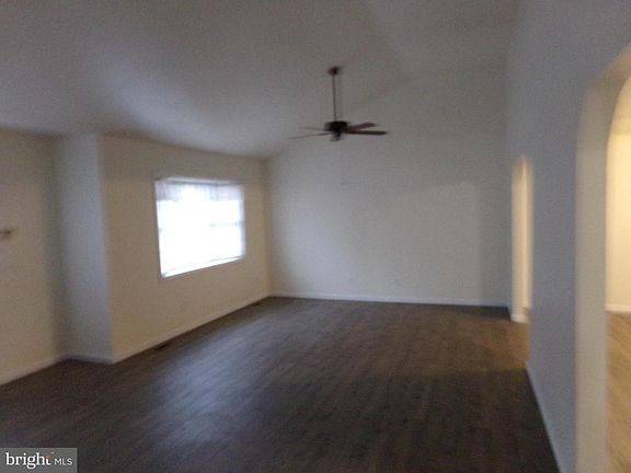 4th image of 227 Bayberry St