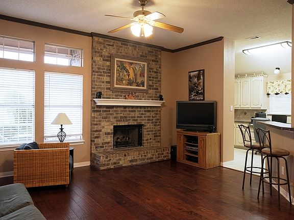 3rd image of 2306 Summit Dr