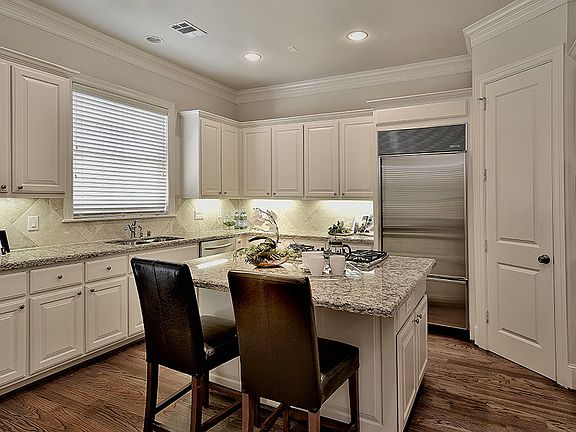 Fabulous kitchen w/ wet bar